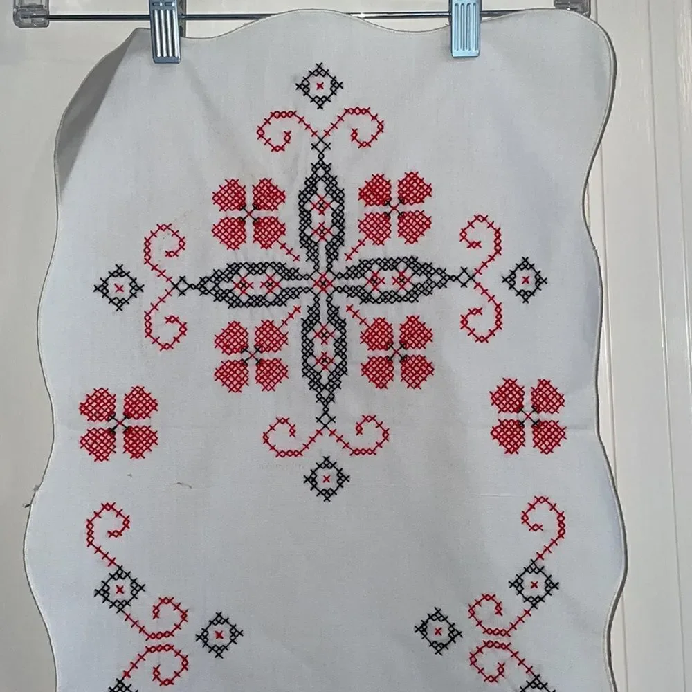 Vtg‎ white table runner with black & red embroidery - Picture 2 of 5